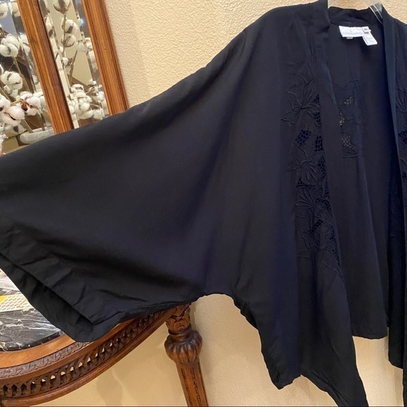 SOFT SURROUNDINGS Women Black Eyelet Floral Open Asymmetric Cardigan Size Medium - Picture 3 of 9